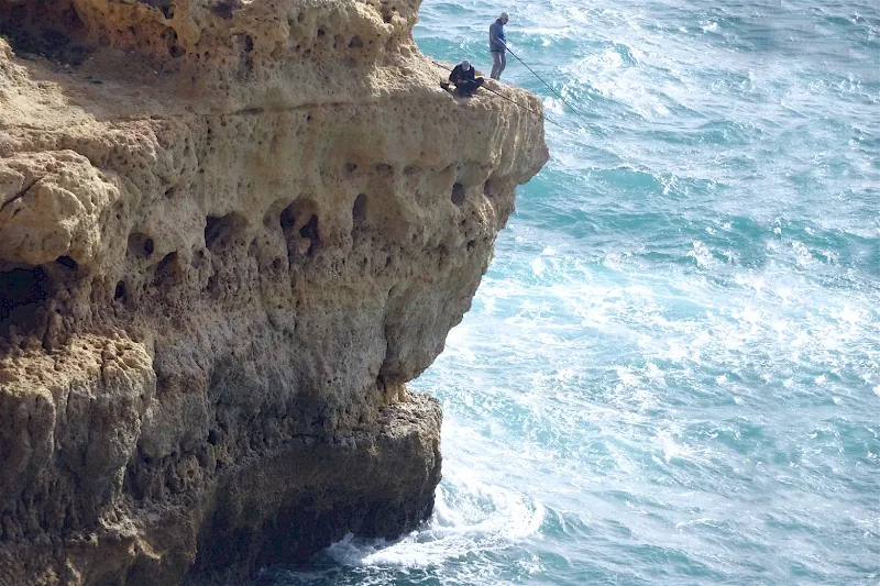Zeevissen in de Algarve vanaf de rotsen
